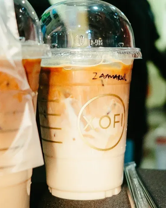 Iced lattes in XOFI cups, lidded and lined up for guests